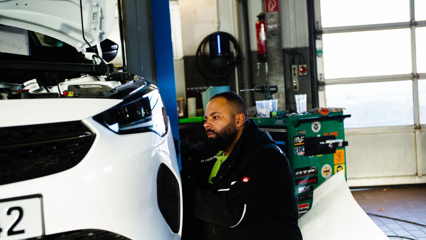Specialistas apžiūri automobilį dirbtuvėse