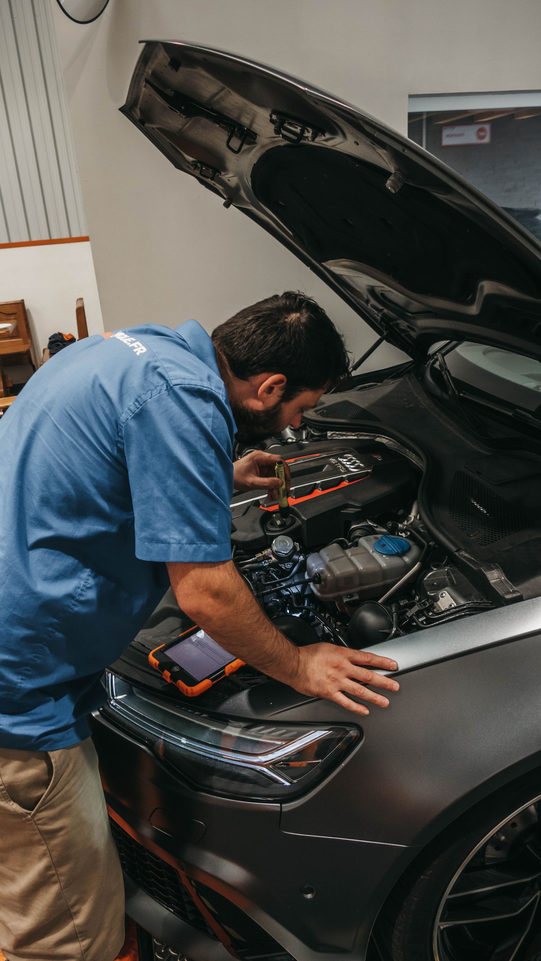 Specialistas tikrina automobilio variklio skyrių